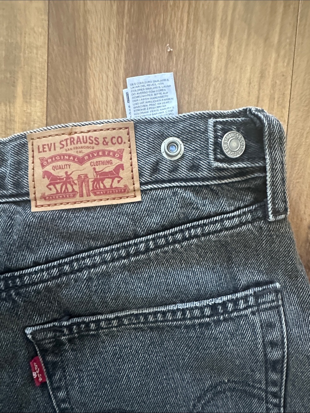 Woman’s Levi’s Cinch barrel Jeans - Picture 6 of 7